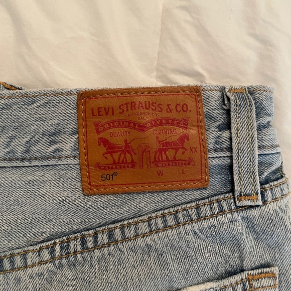 SOLD//Aritzia Levi’s 501 Shorts - Picture 4 of 5